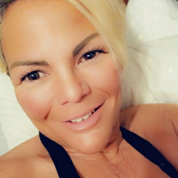 Meet your Posher, Sarah - Picture 1 of 3